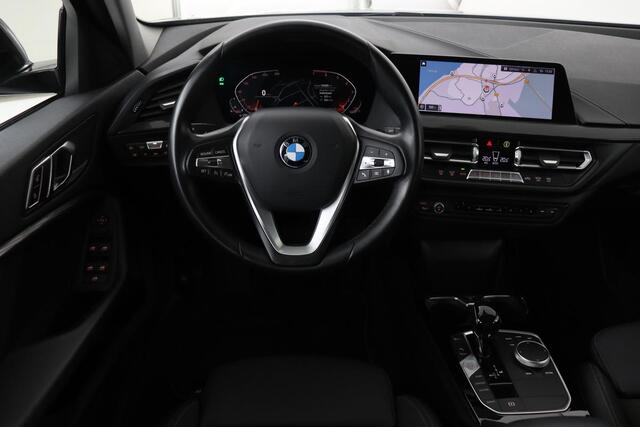 BMW 1-SERIE 118i Executive Edition | Sport Line | Carplay | Full LED | Sportstoelen | Climate control | Navigatie | Parkeerhulp | Live Cockpit | Cruise control