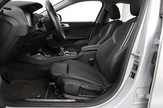 BMW 1-SERIE 118i Executive Edition | Sport Line | Carplay | Full LED | Sportstoelen | Climate control | Navigatie | Parkeerhulp | Live Cockpit | Cruise control