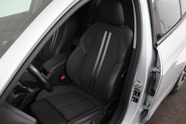 BMW 1-SERIE 118i Executive Edition | Sport Line | Carplay | Full LED | Sportstoelen | Climate control | Navigatie | Parkeerhulp | Live Cockpit | Cruise control