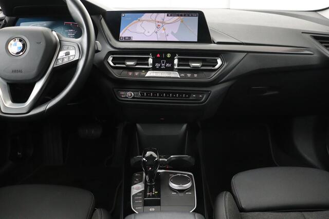 BMW 1-SERIE 118i Executive Edition | Sport Line | Carplay | Full LED | Sportstoelen | Climate control | Navigatie | Parkeerhulp | Live Cockpit | Cruise control