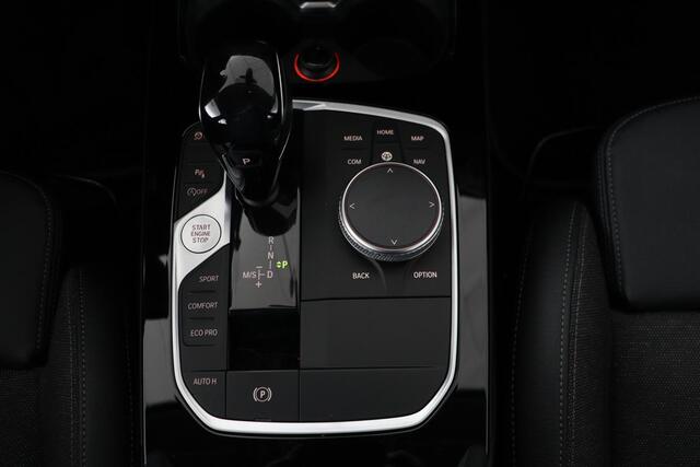 BMW 1-SERIE 118i Executive Edition | Sport Line | Carplay | Full LED | Sportstoelen | Climate control | Navigatie | Parkeerhulp | Live Cockpit | Cruise control