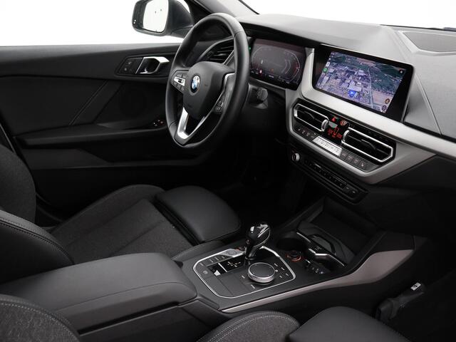 BMW 1-SERIE 118i AUT. EXECUTIVE EDITION + SPORTSTOELEN | STOELVERWARMING | APPLE CARPLAY