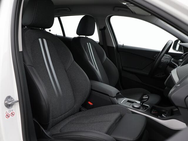 BMW 1-SERIE 118i AUT. EXECUTIVE EDITION + SPORTSTOELEN | STOELVERWARMING | APPLE CARPLAY