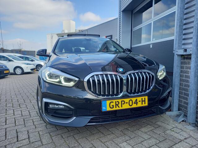 BMW 1-SERIE 120i 180PK High Executive - PANO - LEER - HEAD UP - CARPLAY / ANDROID - CLIMA - CRUISE