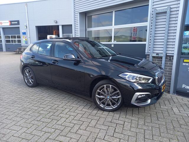 BMW 1-SERIE 120i 180PK High Executive - PANO - LEER - HEAD UP - CARPLAY / ANDROID - CLIMA - CRUISE