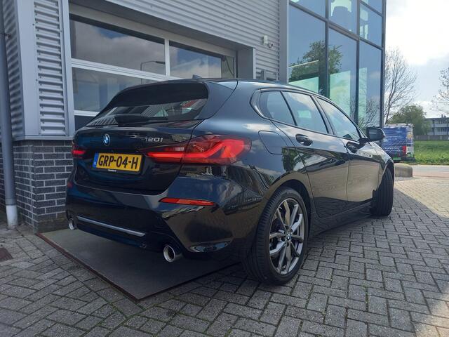 BMW 1-SERIE 120i 180PK High Executive - PANO - LEER - HEAD UP - CARPLAY / ANDROID - CLIMA - CRUISE