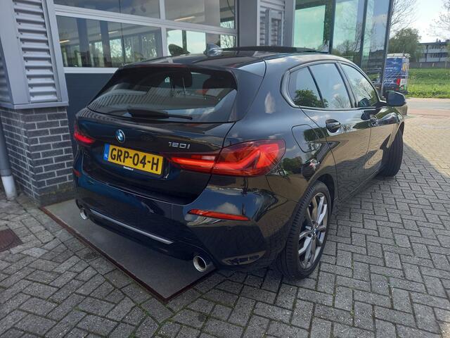 BMW 1-SERIE 120i 180PK High Executive - PANO - LEER - HEAD UP - CARPLAY / ANDROID - CLIMA - CRUISE