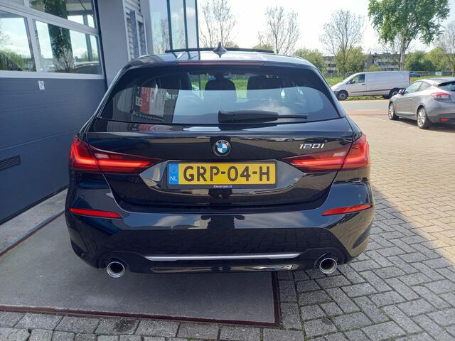 BMW 1-SERIE 120i 180PK High Executive - PANO - LEER - HEAD UP - CARPLAY / ANDROID - CLIMA - CRUISE