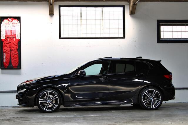 BMW 1-SERIE 118i High Executive | Panoramadak | M-Sport | NL auto | 1e eigenaar | Dealer onderhouden | BTW |