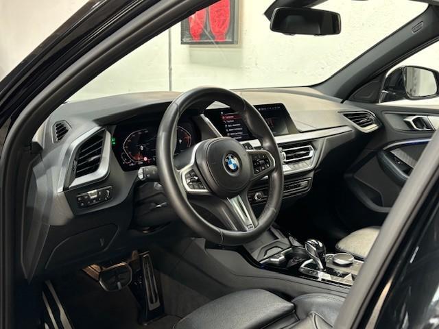 BMW 1-SERIE 118i High Executive | Panoramadak | M-Sport | NL auto | 1e eigenaar | Dealer onderhouden | BTW |