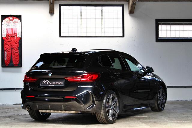 BMW 1-SERIE 118i High Executive | Panoramadak | M-Sport | NL auto | 1e eigenaar | Dealer onderhouden | BTW |