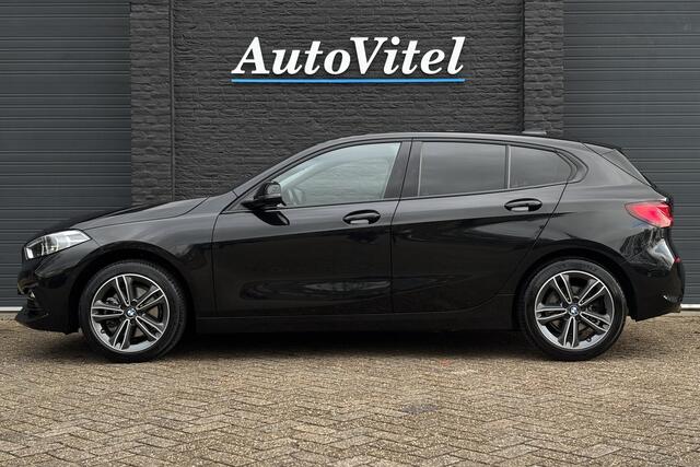 BMW 1-SERIE 118i Sport Line | Camera | Trekhaak | LED | Sportstoelen | Sportstuur | 2022