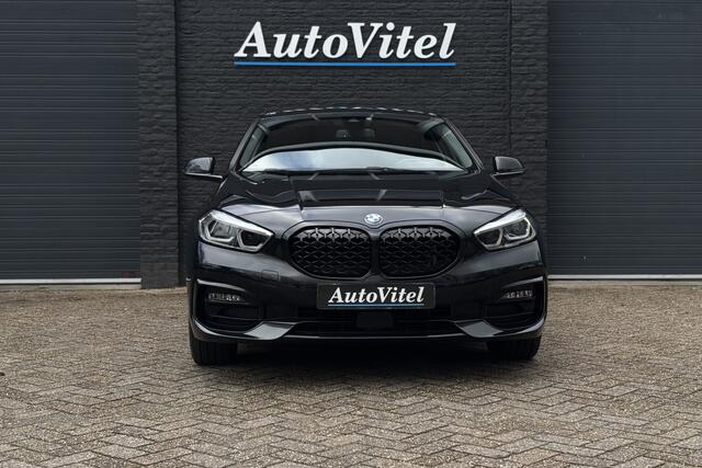 BMW 1-SERIE 118i Sport Line | Camera | Trekhaak | LED | Sportstoelen | Sportstuur | 2022
