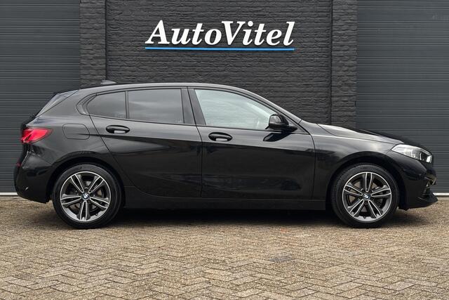BMW 1-SERIE 118i Sport Line | Camera | Trekhaak | LED | Sportstoelen | Sportstuur | 2022