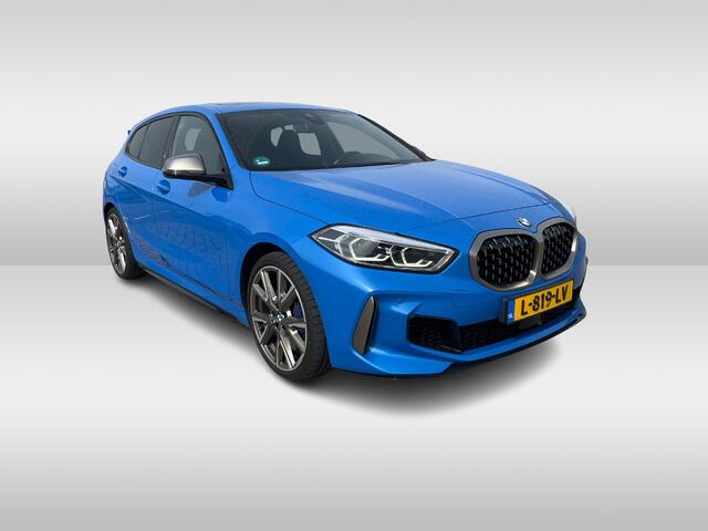 BMW 1-SERIE M135i xDrive High Executive / Pano / Navigatie / Head-up display / Memory seats / Lichtmetaal 19 inch / Camera /