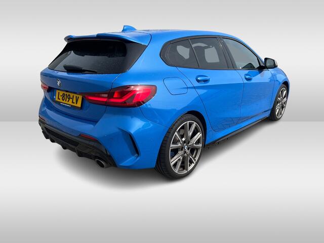 BMW 1-SERIE M135i xDrive High Executive / Pano / Navigatie / Head-up display / Memory seats / Lichtmetaal 19 inch / Camera /