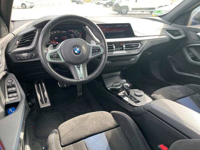BMW 1-SERIE M135i xDrive High Executive / Pano / Navigatie / Head-up display / Memory seats / Lichtmetaal 19 inch / Camera /