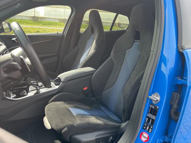 BMW 1-SERIE M135i xDrive High Executive / Pano / Navigatie / Head-up display / Memory seats / Lichtmetaal 19 inch / Camera /