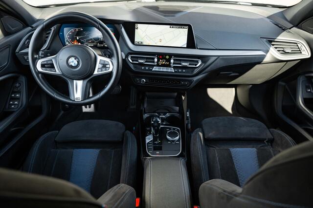BMW 1-SERIE 118i Business Edition |M Performance pakket | Carplay | Sfeer verlichting |