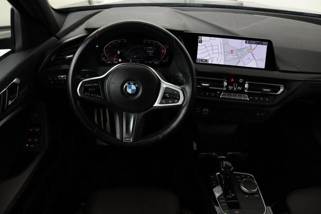 BMW 1-SERIE 116i High Executive | M Sport | Leder | Stoelverwarming | Carplay | Full LED | Sportstoelen | Navigatie | Climate control | Live Cockpit | Parkeerhulp | Cruise control