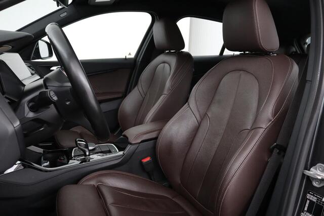 BMW 1-SERIE 116i High Executive | M Sport | Leder | Stoelverwarming | Carplay | Full LED | Sportstoelen | Navigatie | Climate control | Live Cockpit | Parkeerhulp | Cruise control