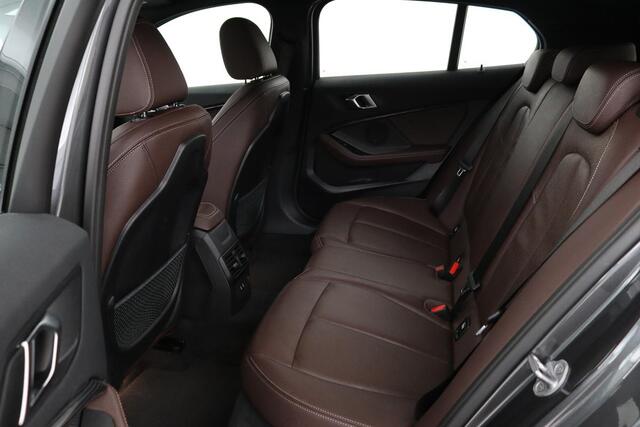 BMW 1-SERIE 116i High Executive | M Sport | Leder | Stoelverwarming | Carplay | Full LED | Sportstoelen | Navigatie | Climate control | Live Cockpit | Parkeerhulp | Cruise control