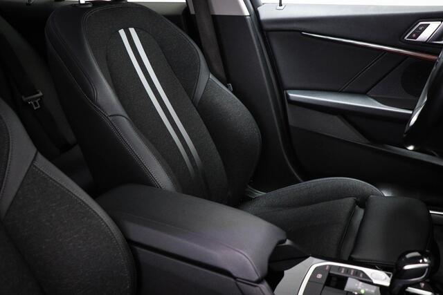 BMW 1-SERIE 118i Executive Edition | SPORT LINE | APPLE | TREKHAAK | 17"