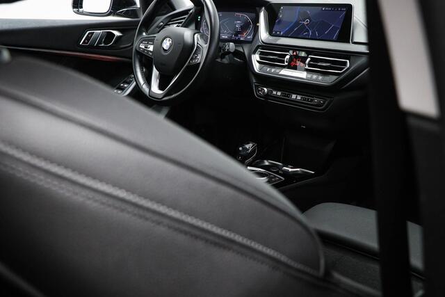 BMW 1-SERIE 118i Executive Edition | SPORT LINE | APPLE | TREKHAAK | 17"