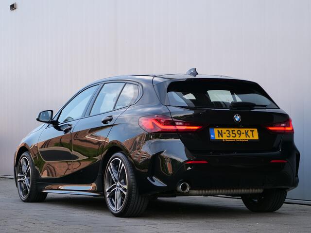BMW 1-SERIE 118i 136pk Executive Edition M-Sport Automaat 18Inch / Stuurverwarming / Camera / M-Pakket