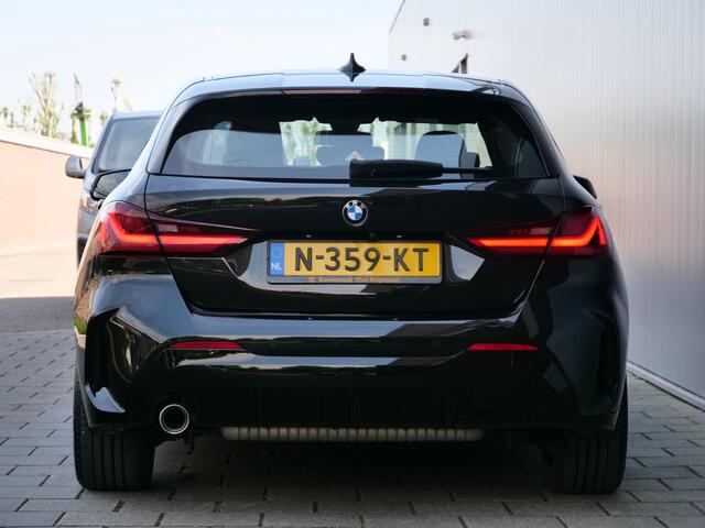 BMW 1-SERIE 118i 136pk Executive Edition M-Sport Automaat 18Inch / Stuurverwarming / Camera / M-Pakket