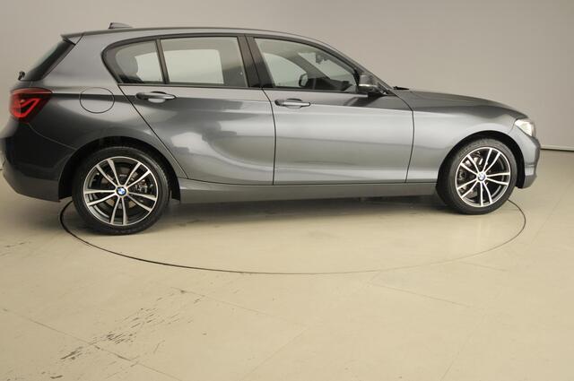 BMW 1-SERIE 5-deurs 118i Automaat / Sportline / Sportstoelen / PDC / Climate / LED / Alu wielen 17 inch