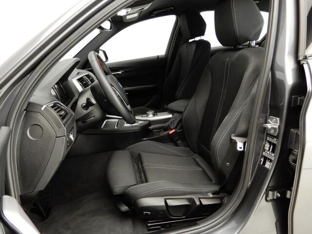 BMW 1-SERIE 5-deurs 118i Automaat / Sportline / Sportstoelen / PDC / Climate / LED / Alu wielen 17 inch
