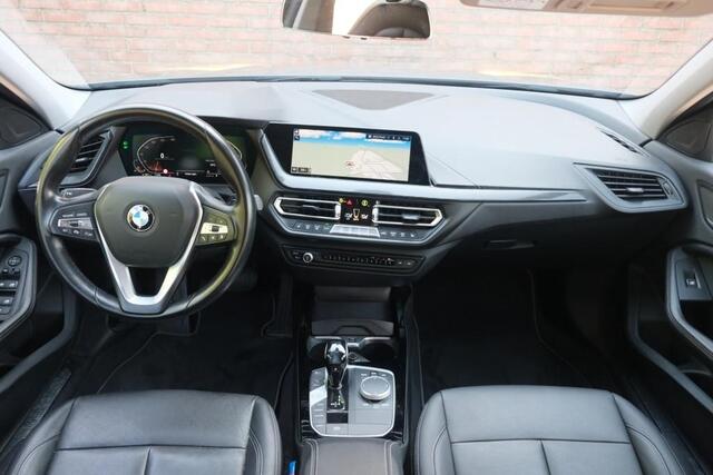 BMW 1-SERIE 118i 140pk Aut. Executive Edition | Navi | Climate | Adaptive Cruise | Keyless | Camera | Stoelverwarming