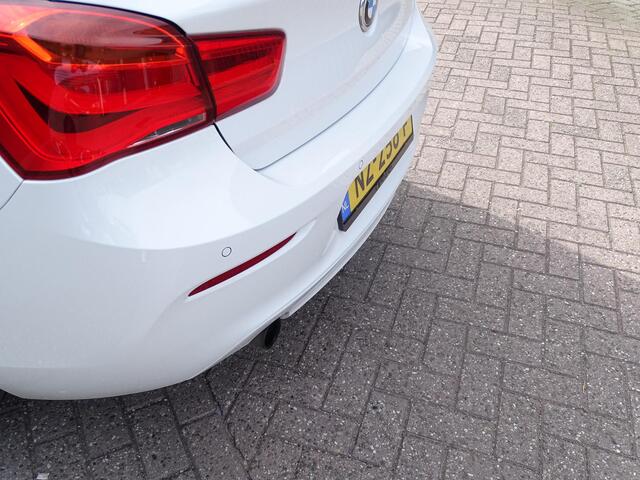 BMW 1-SERIE 116i Centennial Executive 6-Bak, Navigatie, Multimedia, Airco/ECC, CruiseControl, LM-velgen, Parkeersensoren, Multifunctioneel stuur