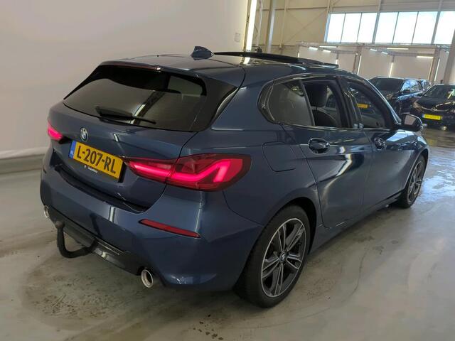 BMW 1-SERIE 120i Business Edition Plus NL AUTO | PANO | LEDER | STUURWIEL VERW |