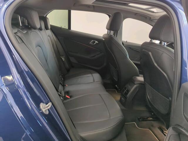 BMW 1-SERIE 120i Business Edition Plus NL AUTO | PANO | LEDER | STUURWIEL VERW |