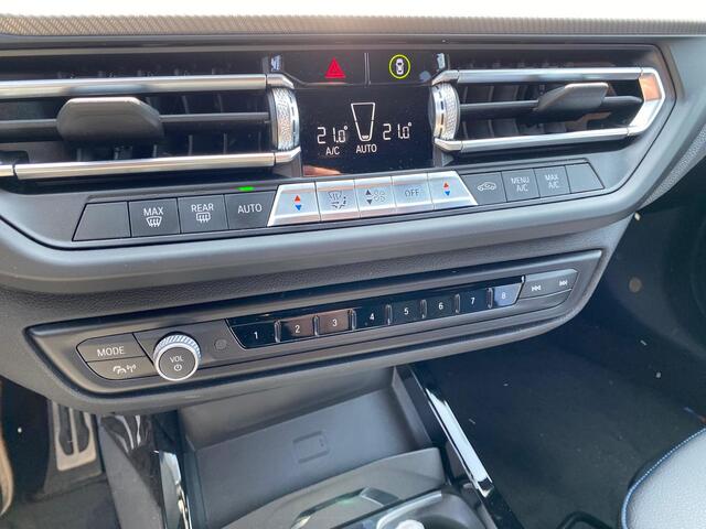 BMW 1-SERIE 118i M-Sport / LED / Navi / CarPlay / Camera