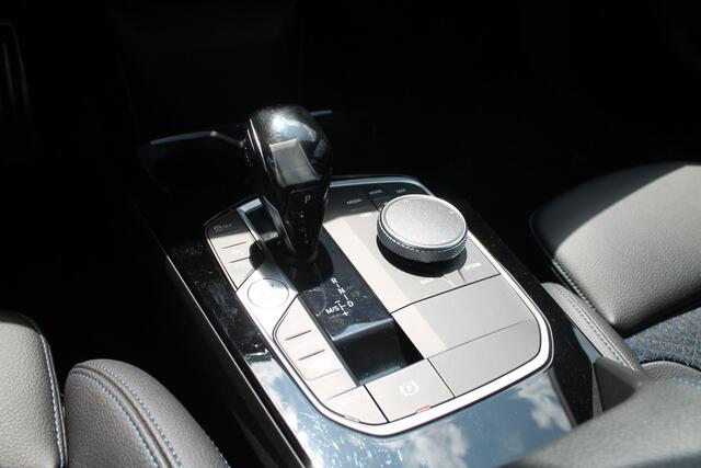 BMW 1-SERIE 118i High Executive M Sport Automaat / Achteruitrijcamera / Sportstoelen / M Sport Steering / M Sportonderstel / Adaptieve LED / Stoelverwarming / Parking Assistant / Live Cockpit Professional