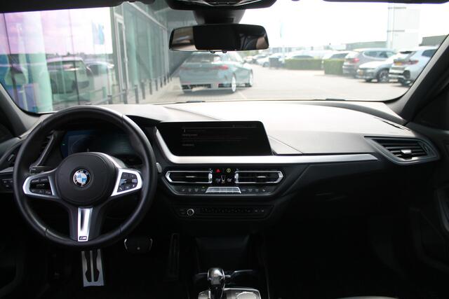 BMW 1-SERIE 118i High Executive M Sport Automaat / Achteruitrijcamera / Sportstoelen / M Sport Steering / M Sportonderstel / Adaptieve LED / Stoelverwarming / Parking Assistant / Live Cockpit Professional
