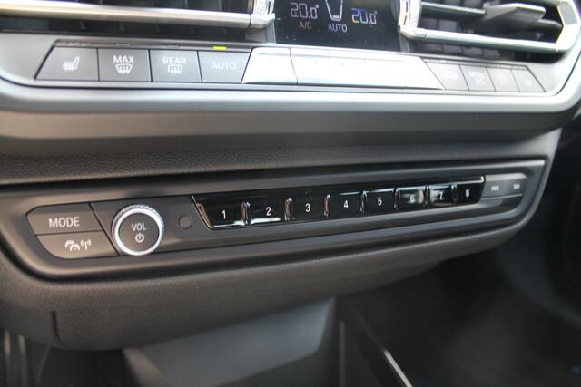 BMW 1-SERIE 118i High Executive M Sport Automaat / Achteruitrijcamera / Sportstoelen / M Sport Steering / M Sportonderstel / Adaptieve LED / Stoelverwarming / Parking Assistant / Live Cockpit Professional