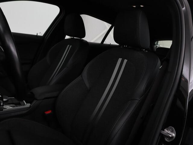 BMW 1-SERIE 116i Business Edition | Camera | Carplay | Full LED | Live Cockpit | Navigatie | Parkeerhulp | Climate control