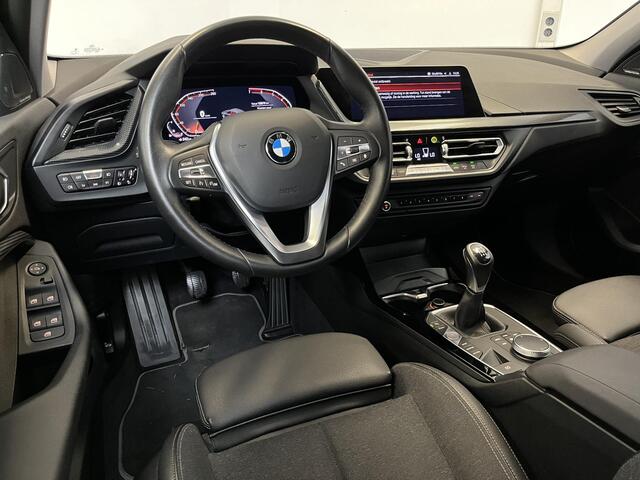 BMW 1-SERIE 118i Sport Line | 1e-EIG. | TREKHAAK | LIVE COCKPIT | H&K | CAMERA |