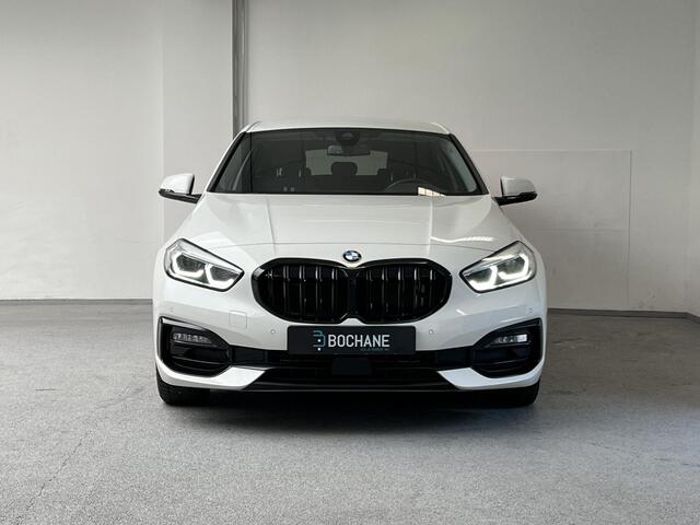 BMW 1-SERIE 118i Sport Line | 1e-EIG. | TREKHAAK | LIVE COCKPIT | H&K | CAMERA |