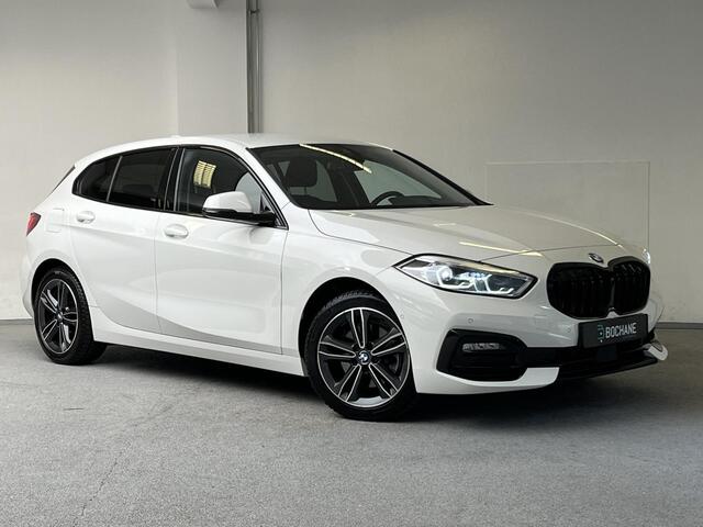 BMW 1-SERIE 118i Sport Line | 1e-EIG. | TREKHAAK | LIVE COCKPIT | H&K | CAMERA |