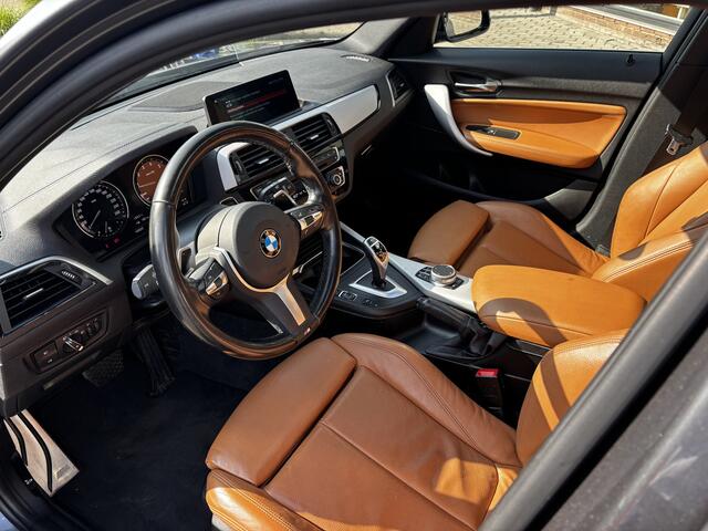 BMW 1-SERIE 120i High Executive M-Sport Schuifkanteldak Leder Automaat Apple carplay LED 18 Inch