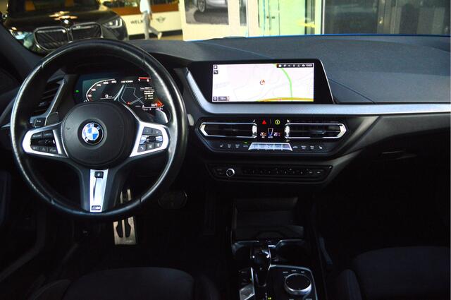 BMW 1-SERIE M135i xDrive High Executive Automaat / Achteruitrijcamera / M Sportonderstel / Sportstoelen / Comfort Access / Stoelverwarming / Adaptieve LED / Parking Assistant / Head-Up / Live Cockpit Professional