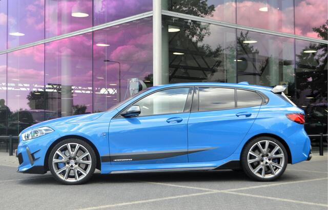 BMW 1-SERIE M135i xDrive High Executive Automaat / Achteruitrijcamera / M Sportonderstel / Sportstoelen / Comfort Access / Stoelverwarming / Adaptieve LED / Parking Assistant / Head-Up / Live Cockpit Professional