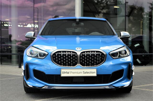 BMW 1-SERIE M135i xDrive High Executive Automaat / Achteruitrijcamera / M Sportonderstel / Sportstoelen / Comfort Access / Stoelverwarming / Adaptieve LED / Parking Assistant / Head-Up / Live Cockpit Professional