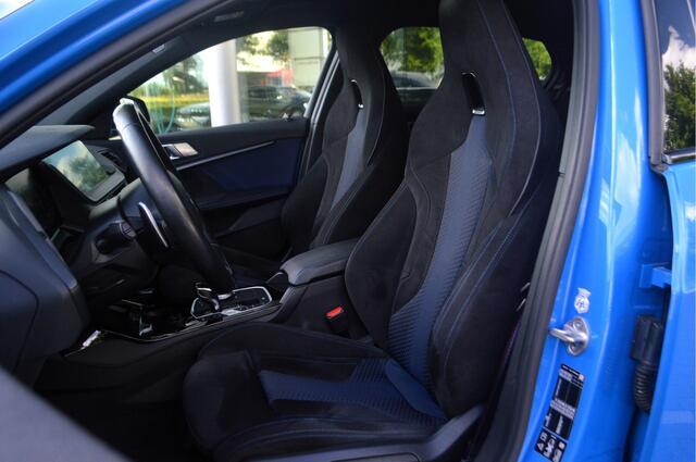 BMW 1-SERIE M135i xDrive High Executive Automaat / Achteruitrijcamera / M Sportonderstel / Sportstoelen / Comfort Access / Stoelverwarming / Adaptieve LED / Parking Assistant / Head-Up / Live Cockpit Professional