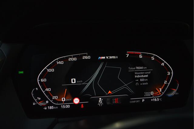 BMW 1-SERIE M135i xDrive High Executive Automaat / Achteruitrijcamera / M Sportonderstel / Sportstoelen / Comfort Access / Stoelverwarming / Adaptieve LED / Parking Assistant / Head-Up / Live Cockpit Professional